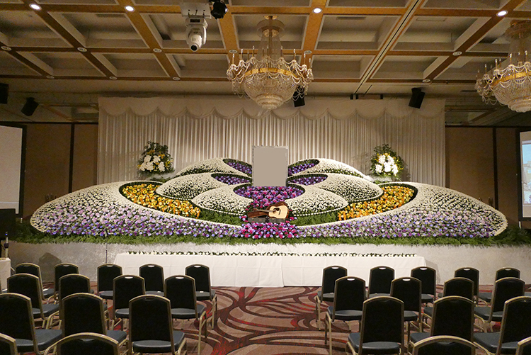 生花祭壇・供花の制作や葬儀式場への配送・設置業務